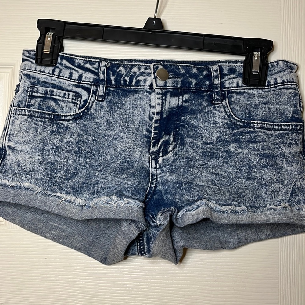 Forever 21 Light Wash Jean shorts Size 25 (small)